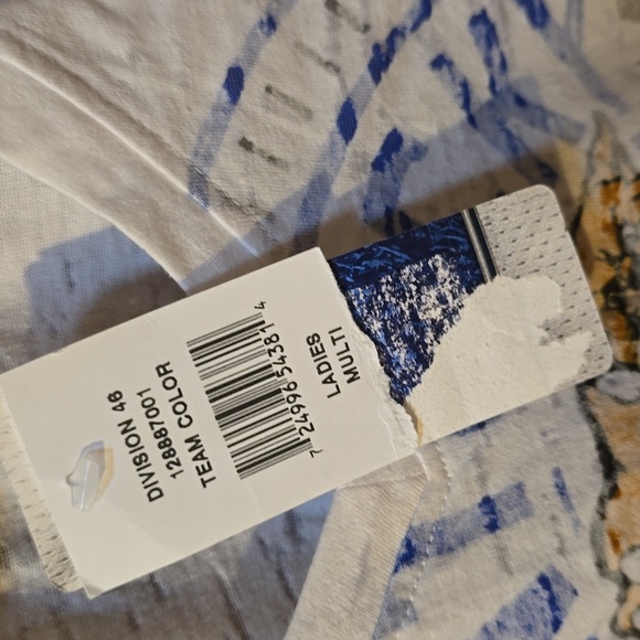 Kentucky Wildcats Creative Apparel White & Blue Distressed Graphic V-Neck Tee - Picture 2 of 3